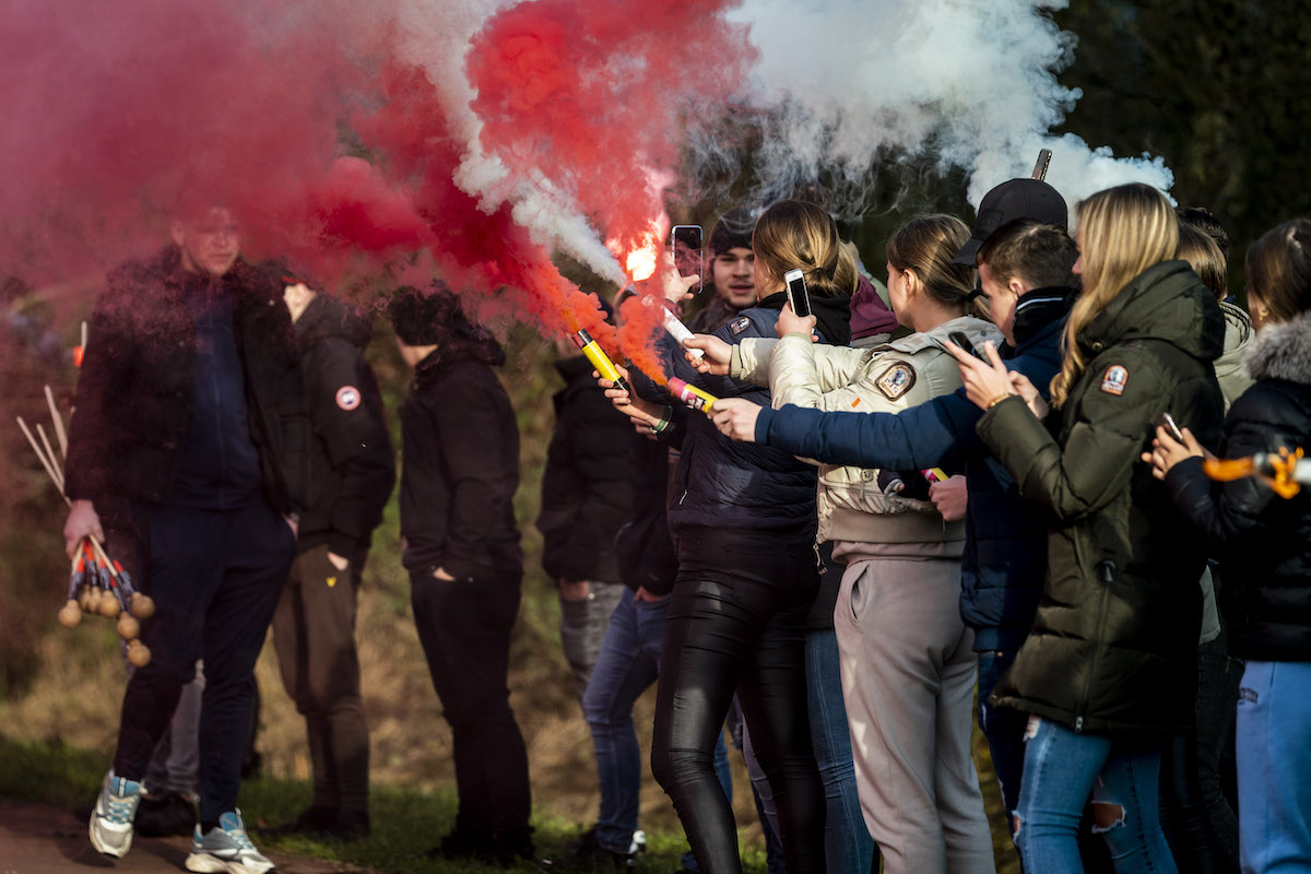 Familie en vrienden bezoeken plek van ongeluk minderjarigen