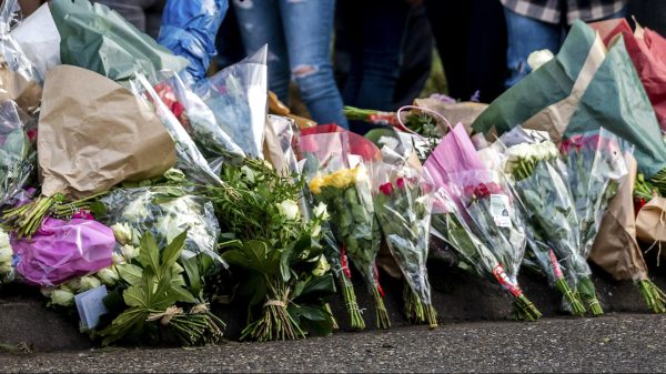 Familie en vrienden bezoeken plek van ongeluk minderjarigen