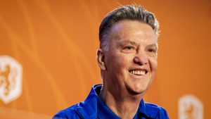 Thumbnail voor Louis van Gaal in golfcar door val van fiets: 'Lichamelijk niet goed, maar het brein werkt nog'