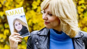 Thumbnail voor Boek 'Amalia' van Claudia de Breij is uit: 'Dienstbare en eigenzinnige vrouw'