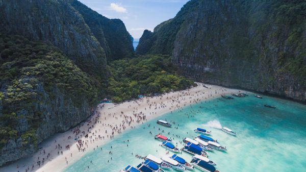 Beroemd Thais strand Maya Bay 1 januari weer open voor toeristen