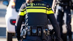Thumbnail voor Bij de konijnen af: politie Almere doet wel héél opmerkelijke vondst na hulpgeroep
