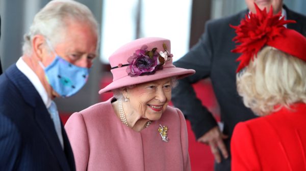Prins Charles over Queen bij vertrek uit Egypte: 'Het gaat goed'