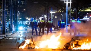 Thumbnail voor Twee mensen met schotwond in ziekenhuis na rellen Rotterdam, 51 mensen aangehouden