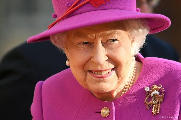 Koningin Elizabeth beslist zondag over aanwezigheid bij doopceremonie