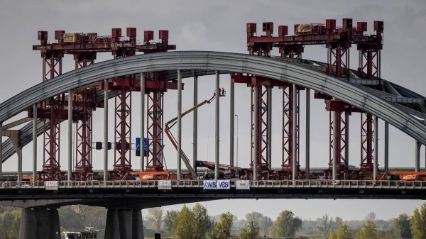 Boogbrug Vianen vaart na nieuwe poging uit: 'Bizar dat deze monsterklus is gelukt'