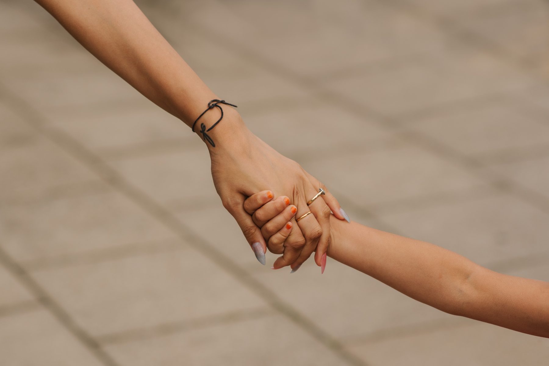vrouw hand in hand met haar kind
