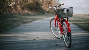 Thumbnail voor Aanhanger met hoogwerker schiet los en schept fietser in Uitgeest: 'Heel naar'