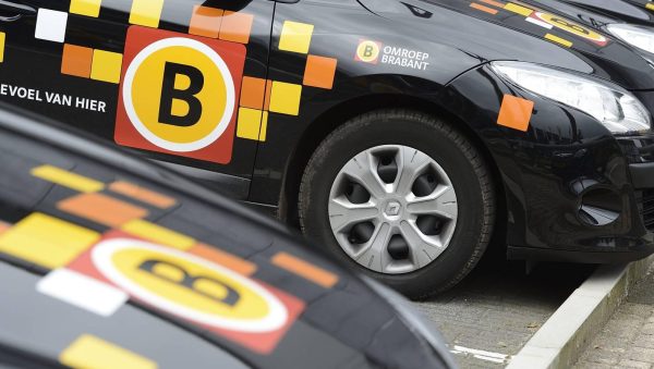 Omroep Brabant haalt logo’s van auto’s wegens bedreigingen