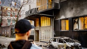 Thumbnail voor Brandweer Rotterdam: 'Kregen vuurwerk naar ons hoofd en moesten vluchten'