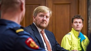 Thumbnail voor Koning Willem-Alexander sprak met Rotterdamse politie en brandweer over rellen