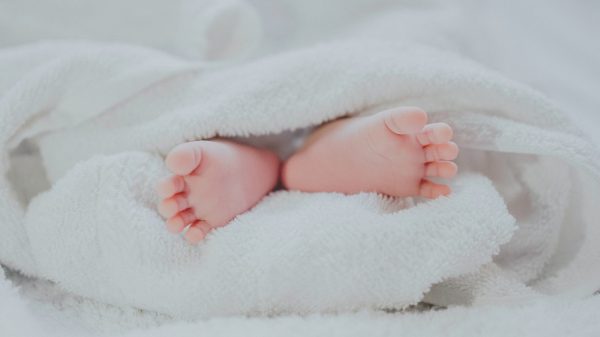 Bijzonder: arts deelt beelden van in de vruchtzak geboren baby