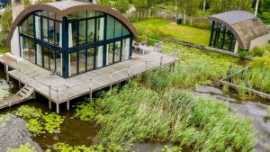 Thumbnail voor Wil je zien: van buiten een watervilla, van binnen een Scandinavisch chalet