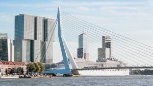 Thumbnail voor Erasmusbrug kleurt rood en blauw als eerbetoon aan hulpverleners bij rellen