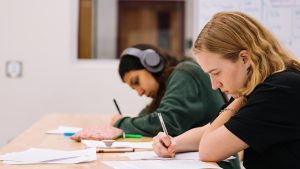 Thumbnail voor Cijfers op middelbare scholen vallen tegen: 'Ze zijn totaal niet bezig met leren'