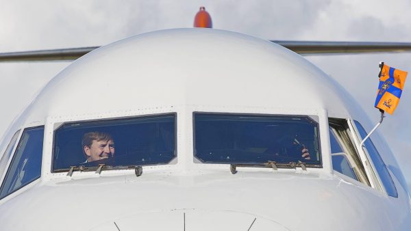 Oranje boven: Koning Willem-Alexander vliegt Feyenoord-supporters naar Praag