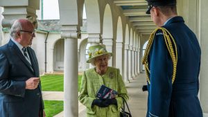 Thumbnail voor Koningin Elizabeth ontvangt weer officieel bezoek op Windsor