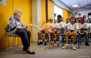 Thumbnail voor Beatrix deelt liefde voor papegaaien en flamingo’s met schoolklas: 'Ik heb ook een papegaai'