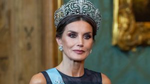 Thumbnail voor Koningin Letizia schittert opnieuw in budgetjurk voor staatsbezoek Zweden