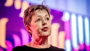 Thumbnail voor Ellen Laan ontvangt onderscheiding: 'Fantastisch dat seksuele gelijkheid nu koninklijk onderwerp is'