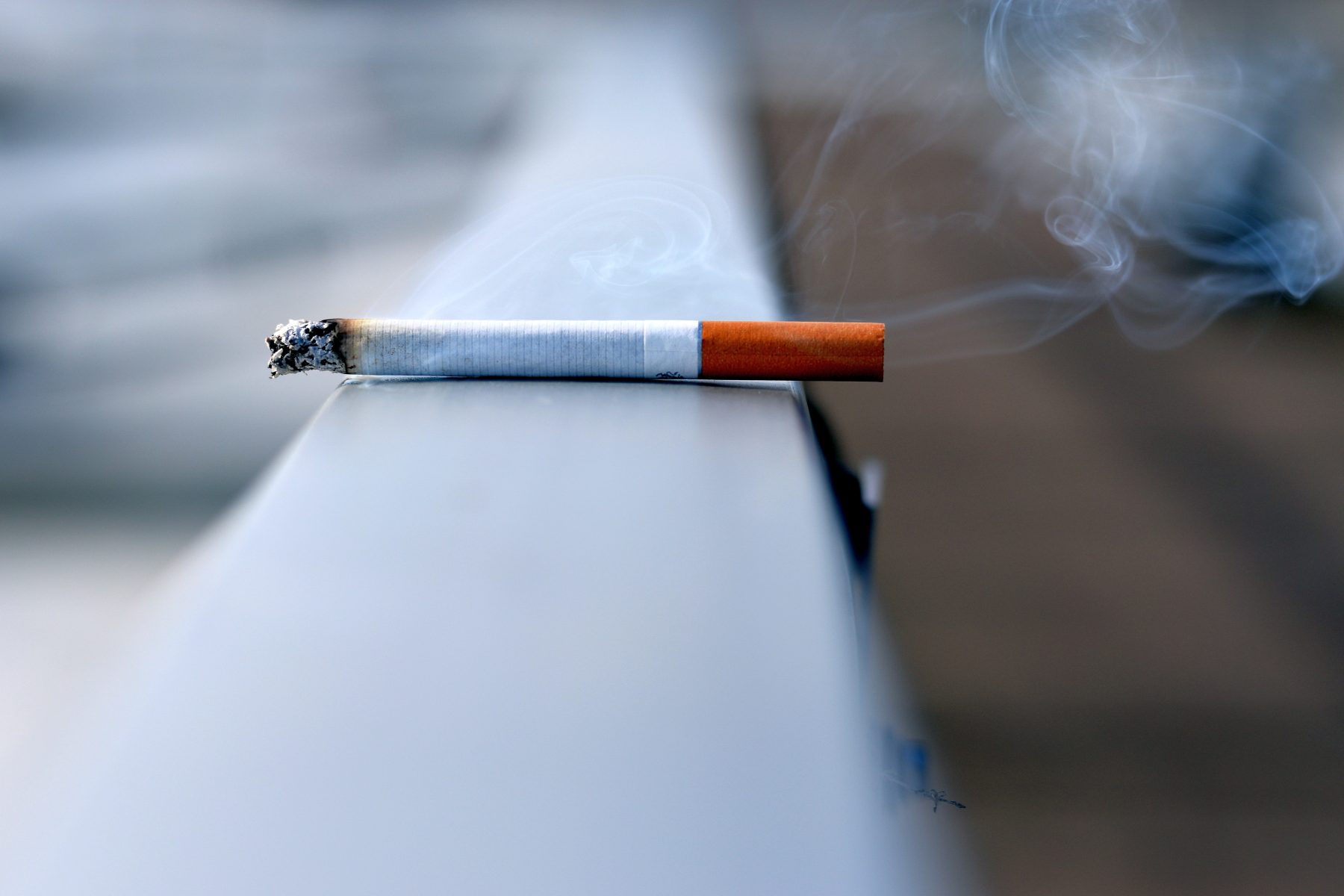 Cafébaas gaat roken tijdens storm Arwen: 'Die sigaret redde mijn leven'