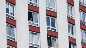 Thumbnail voor Echtpaar op Schiphol aangehouden voor vluchten uit quarantainehotel