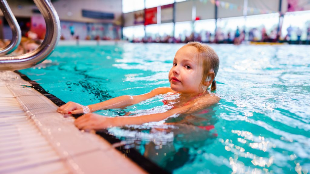 Zwemschool staakt lessen na dwangsom voor niet naleven QR-controle