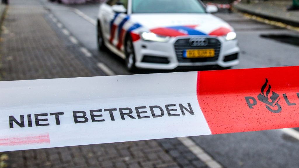 Driftende automobilist in Zwolle verliest macht over het stuur en rijdt op jongeren in