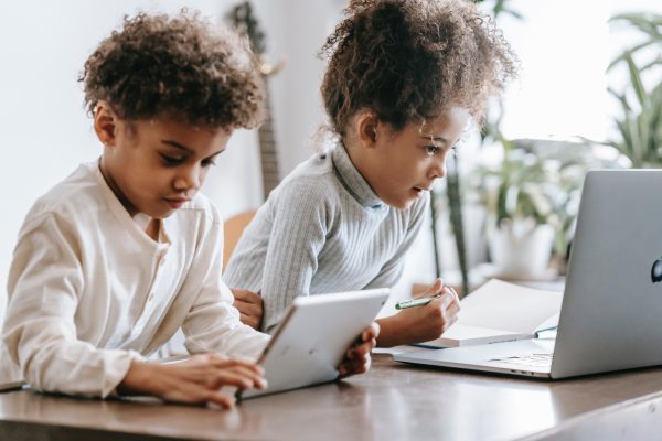 'KINDEREN VINDEN GEBREK AAN CONTACT EN LES OP AFSTAND ZWAAR IN CORONATIJD'