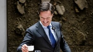 Thumbnail voor Rutte klunzig met koffie tijdens debat: 'Jeetje, sorry, da's niet handig'