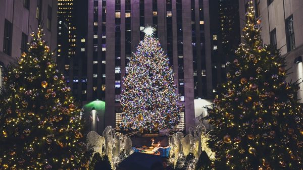De wereldberoemde kerstboom in New York is weer ‘aangestoken’