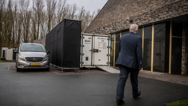 Uitvaartbedrijf plaatst koelcontainers vanwege oplopend aantal coronadoden