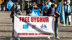 Aangifte tegen bekende kledingmerken vanwege Oeigoerse dwangarbeid