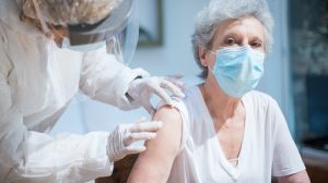 Thumbnail voor Ouderen hebben met óf zonder vaccin evenveel kans op positieve coronatest