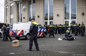 Grote groep betogers bestormt pand OPCW in Den Haag