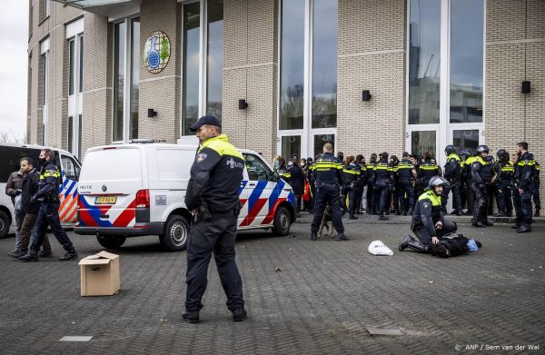 Grote groep betogers bestormt pand OPCW in Den Haag