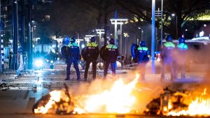 Thumbnail voor Politie krijgt twaalf tips over rellen Coolsingel na tonen beelden