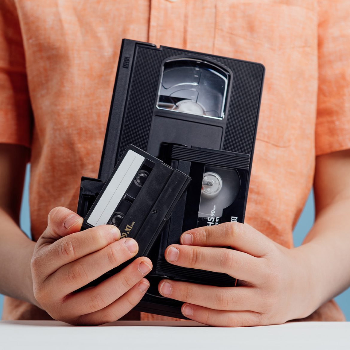 kind houdt videobanden vast