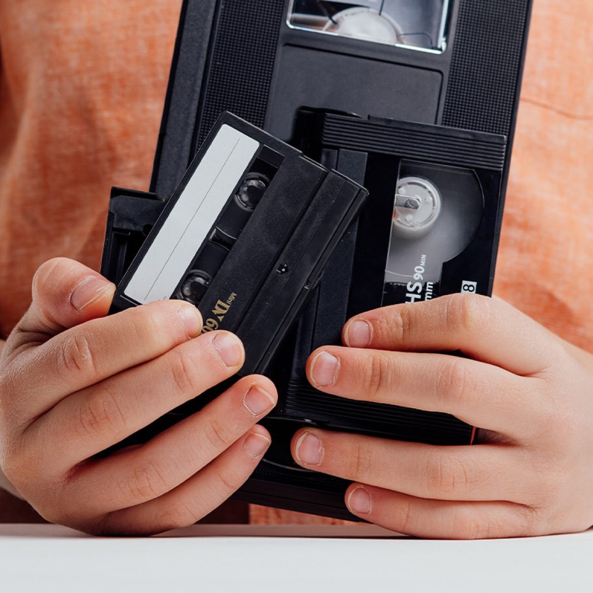 kind houdt videobanden vast