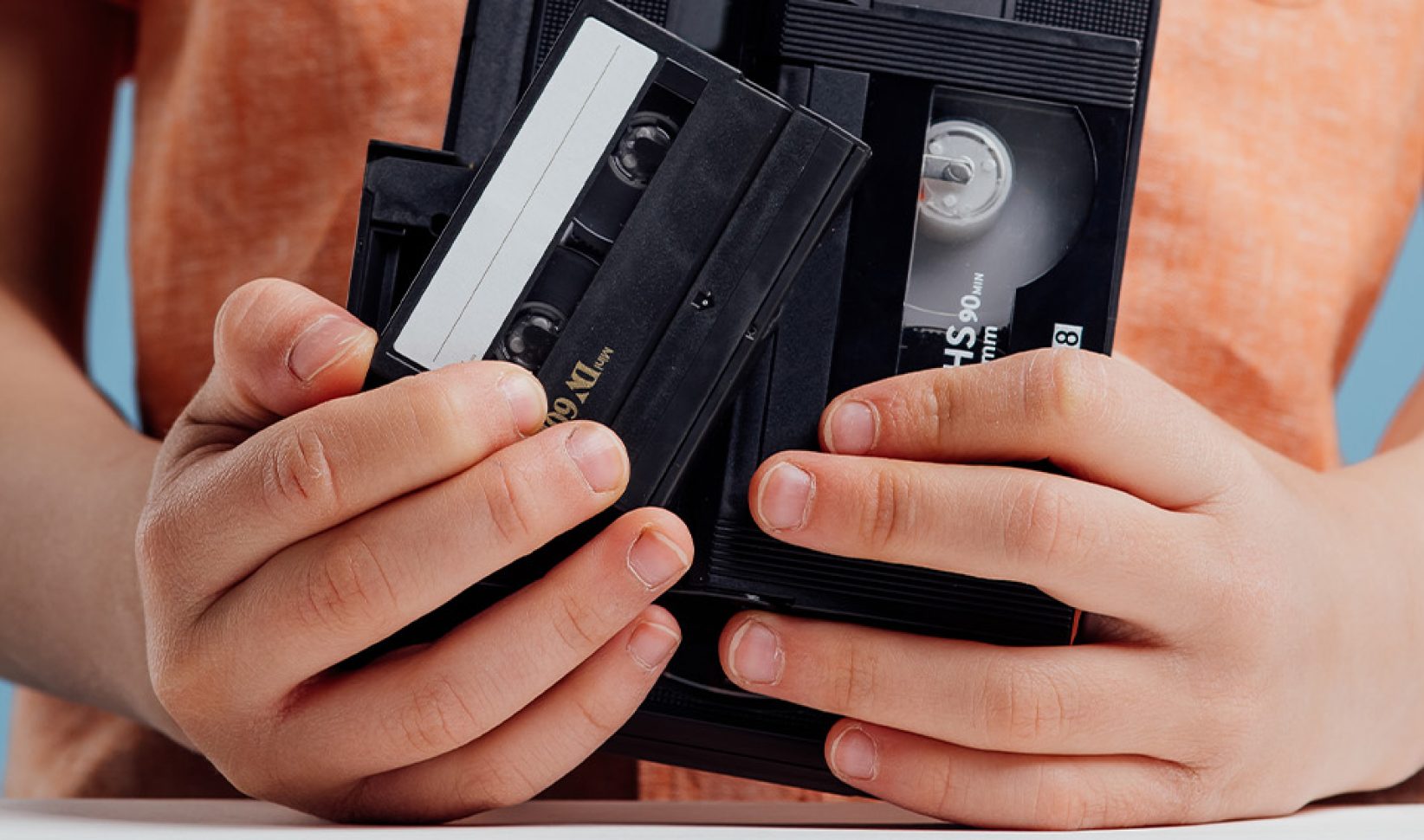 kind houdt videobanden vast