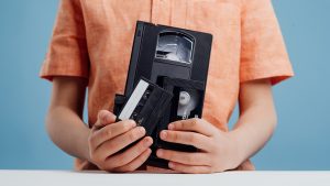 Thumbnail voor Kleuter neemt verkeerde videoband mee naar school: 'Mama bezig met andere man'