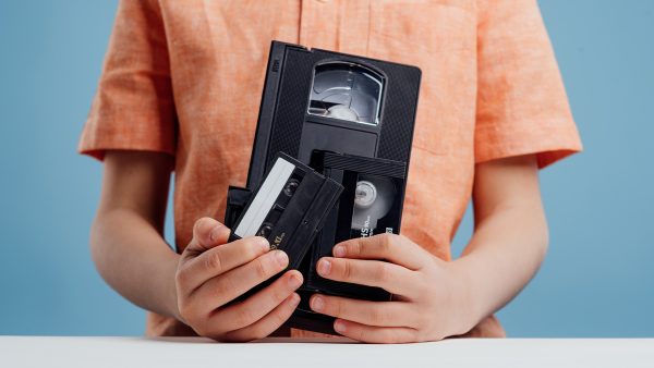 kind houdt videobanden vast