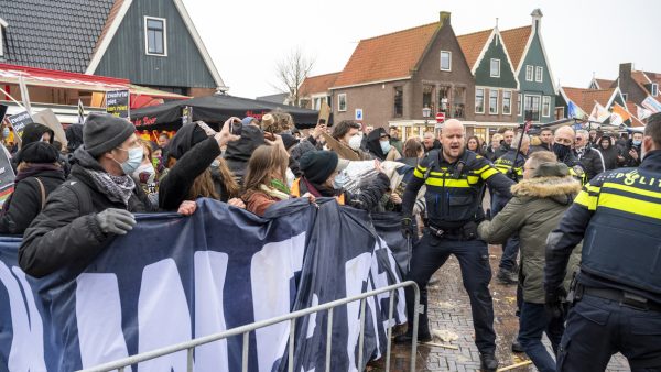 bekogeld zwarte piet demonstranten oliebollen