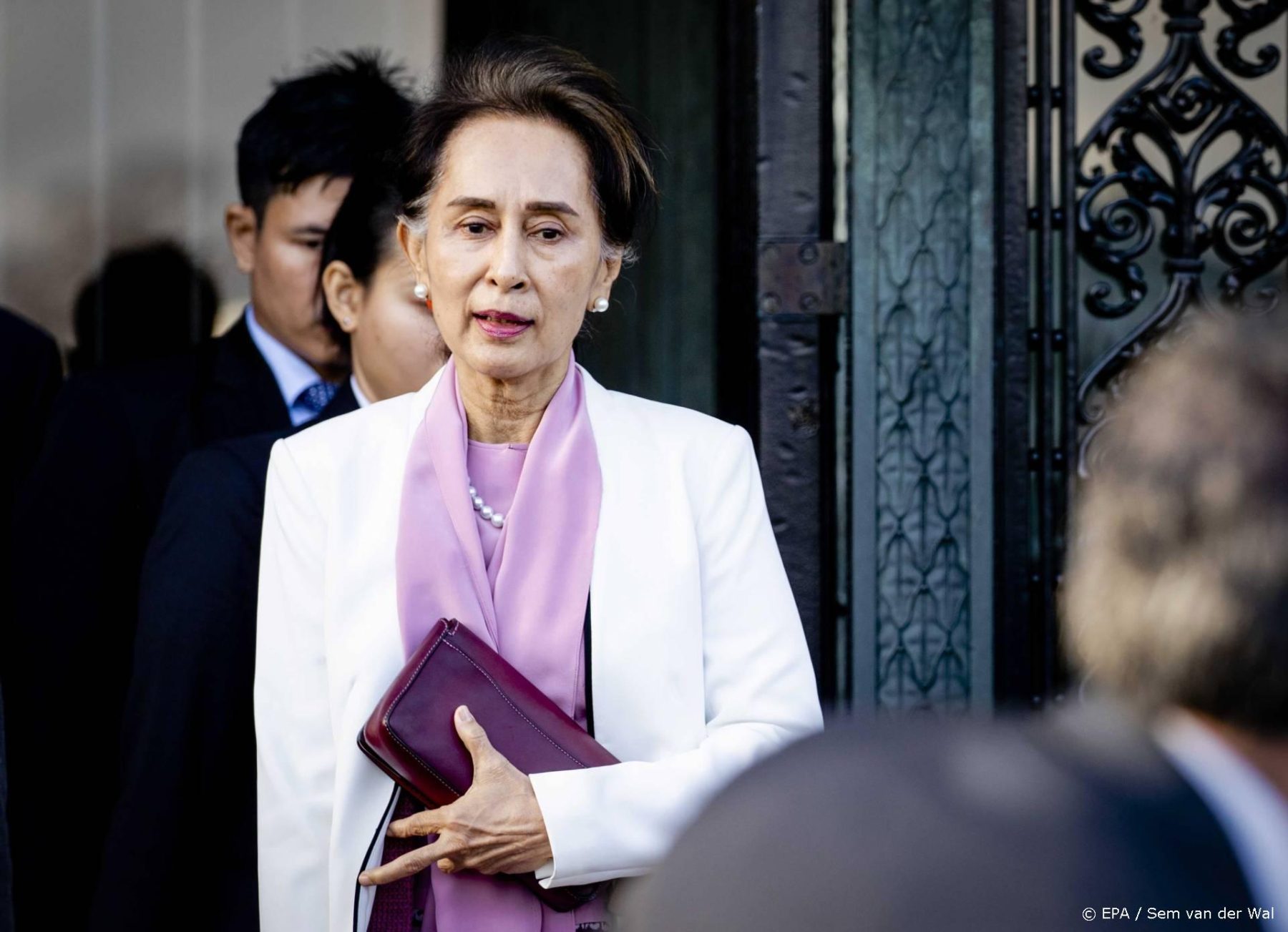 Nobelprijswinnaar Aung San Suu Kyi krijgt vier jaar cel