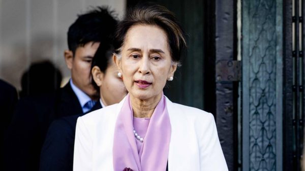 Nobelprijswinnaar Aung San Suu Kyi krijgt vier jaar cel