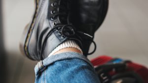 Thumbnail voor Joyce verkocht schoenen via Marktplaats: 'Zin in een Dr. Martens-date?'