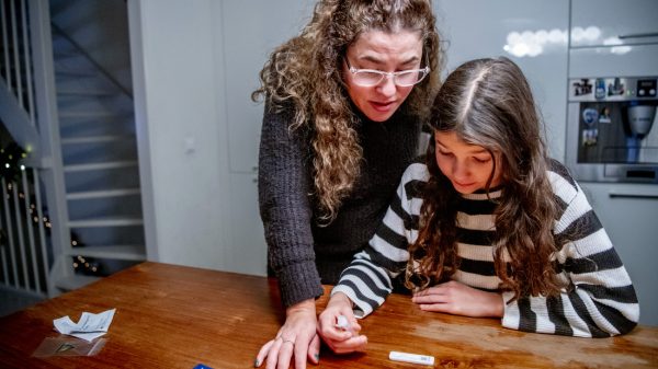 Tips om zelftests bij je kind zo prettig mogelijk te maken: 'Maak er iets leuks van'