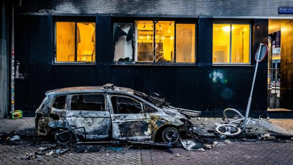 Nog twee mannen aangehouden voor rellen op Coolsingel