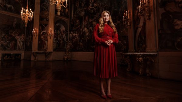 Dit draagt prinses Amalia op de nieuwe staatsportretten ter ere van haar achttiende verjaardag