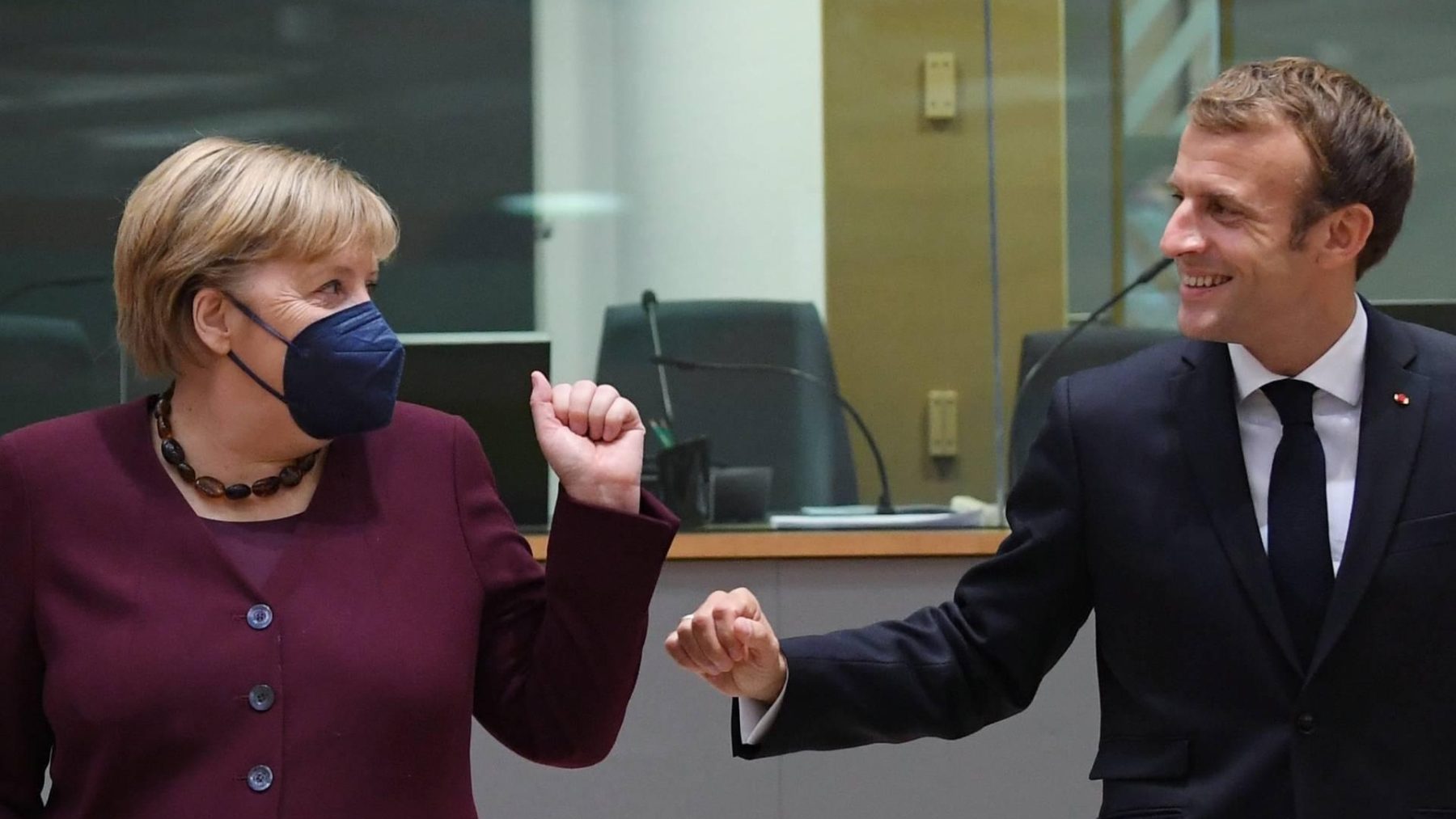 Macron neemt afscheid van Merkel met video